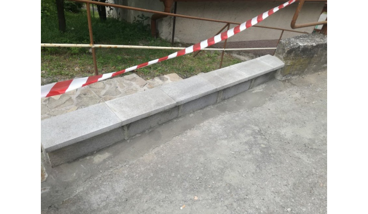 august 2017 oporný múrik nad schodami